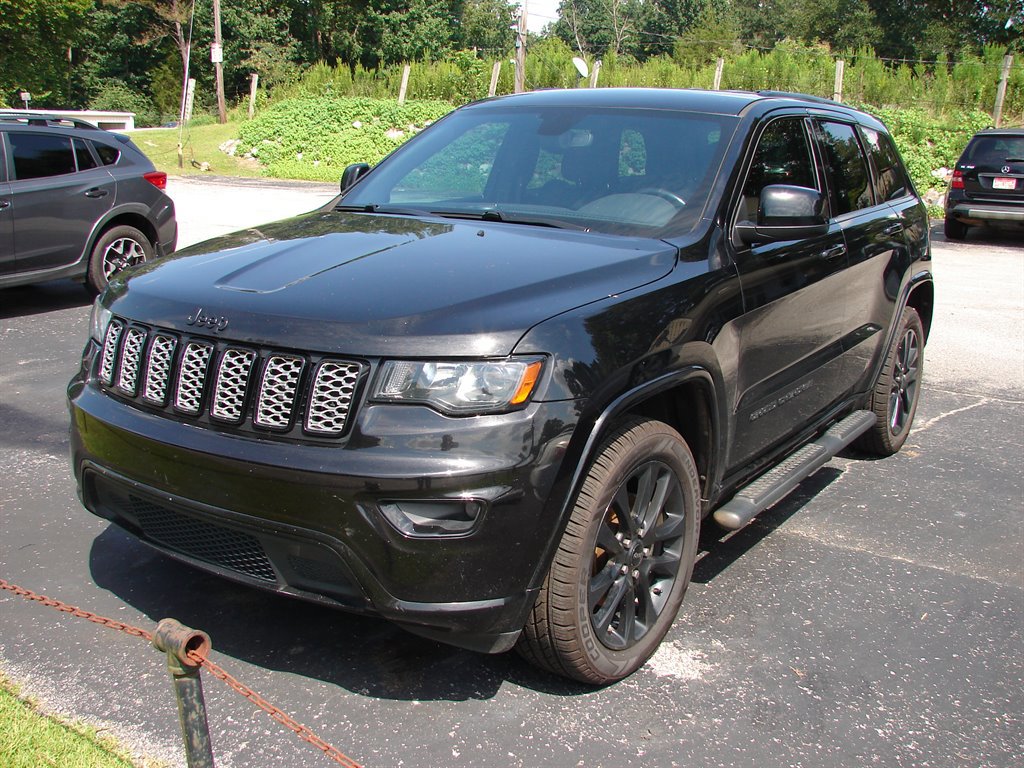 Used 2019 Jeep Grand Cherokee Altitude image 1