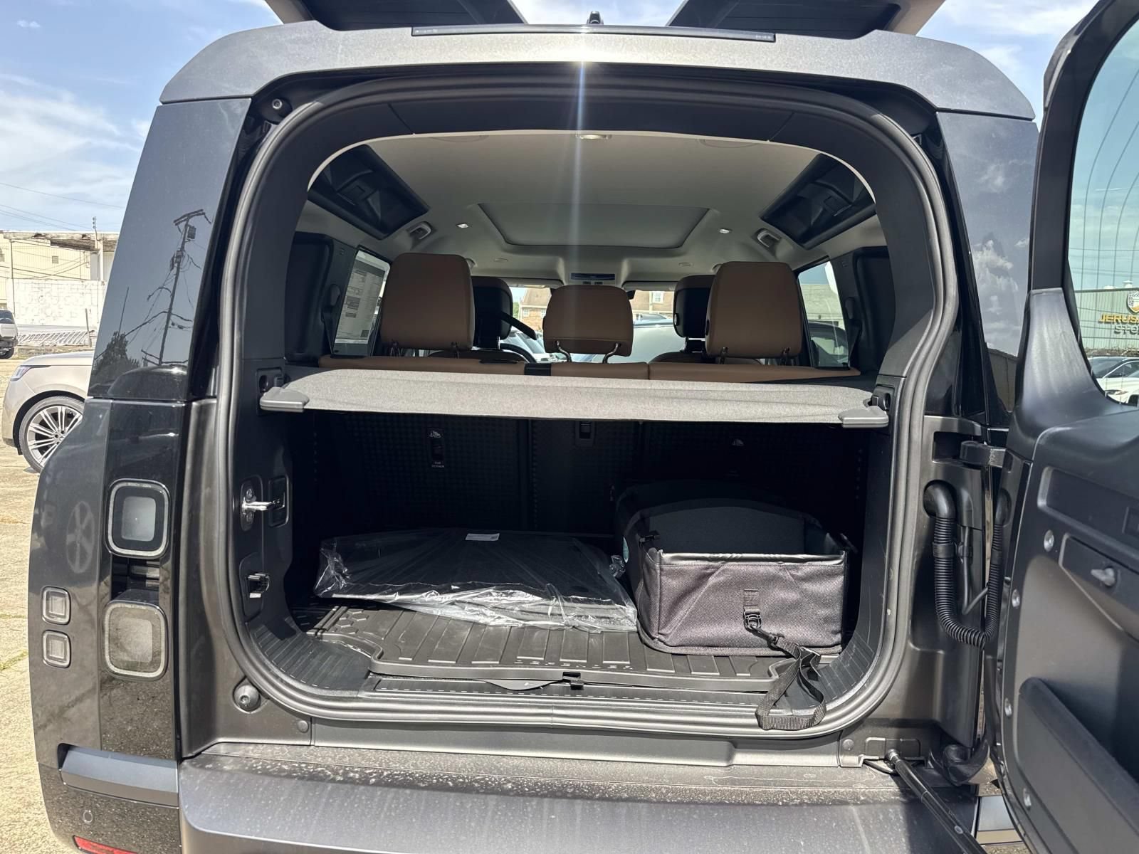 New 2026 Land Rover Defender 110 X-Dynamic SE AWD/4WD image 7