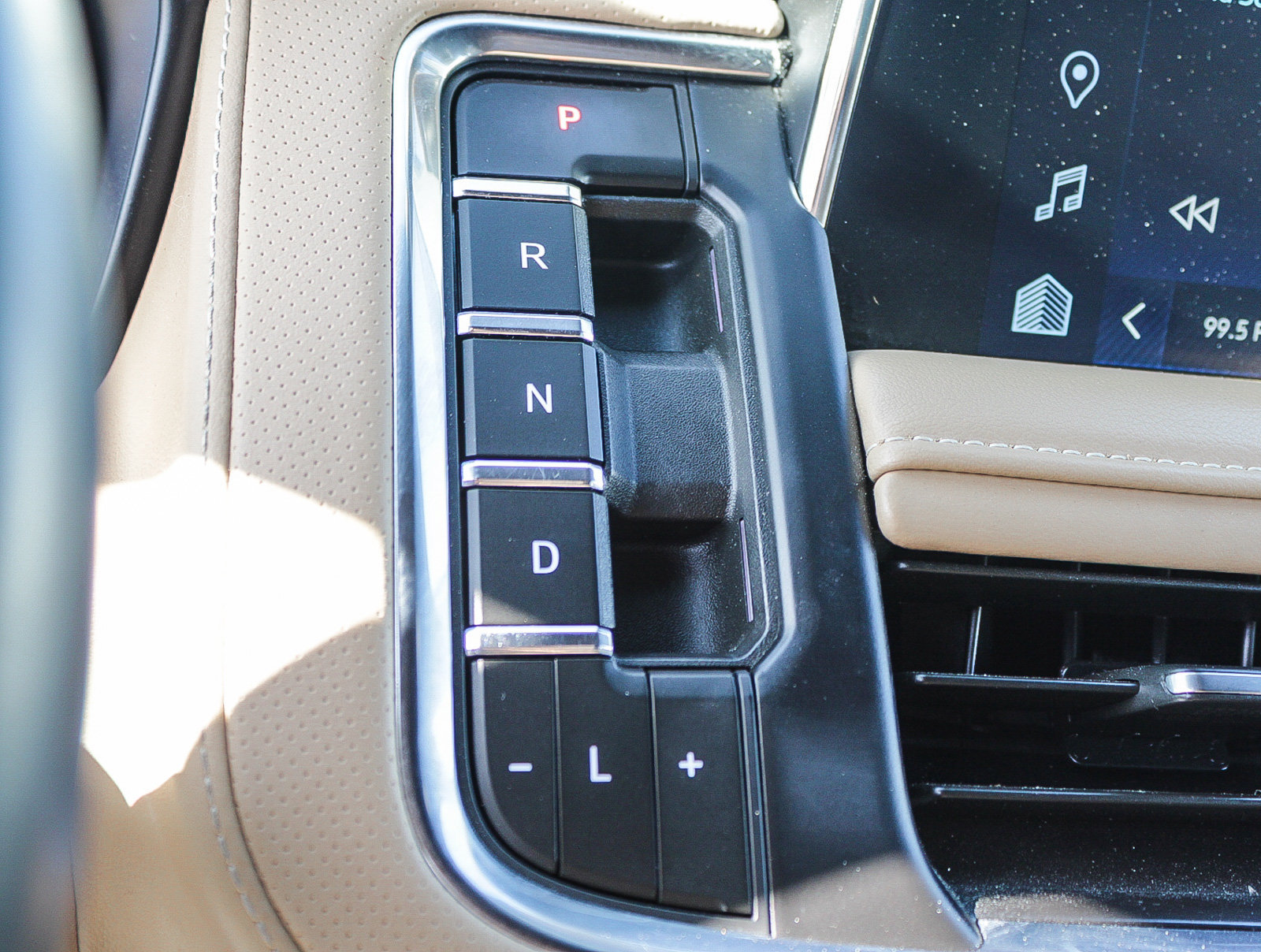 Used 2024 Chevrolet Suburban Premier RWD image 20