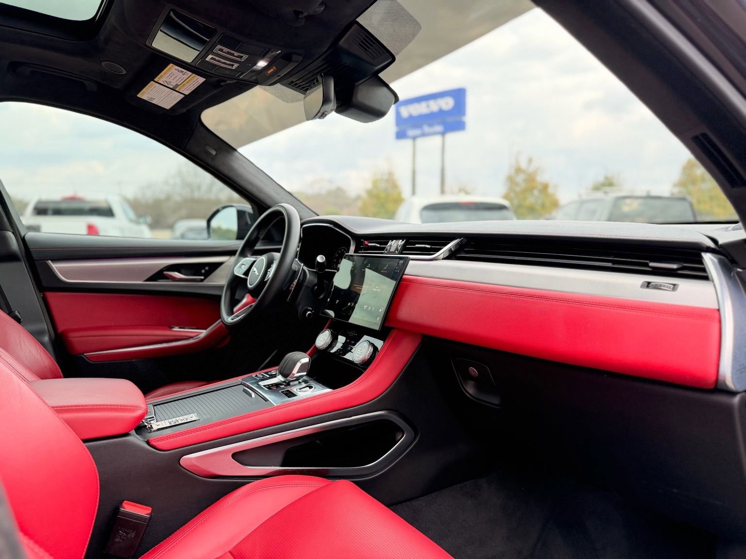 Used 2024 Jaguar F-PACE R-Dynamic S image 27