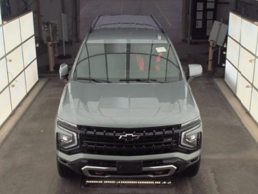 Used 2025 Chevrolet Suburban Z71 AWD/4WD image 2