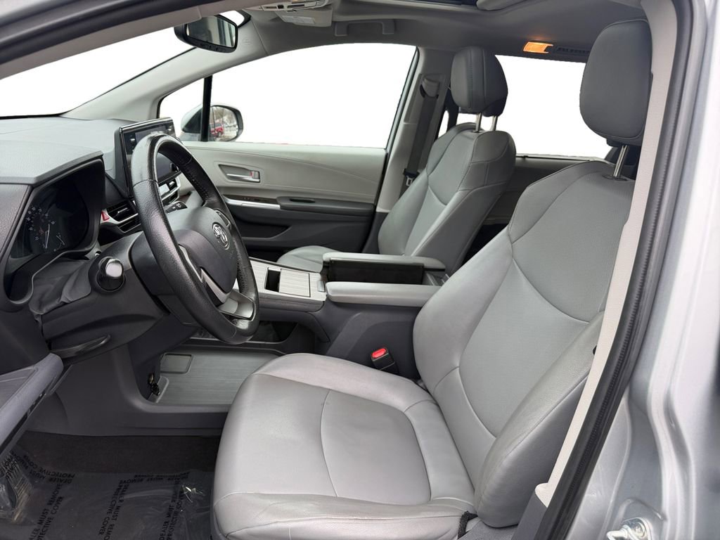 Used 2021 Toyota Sienna XLE image 9