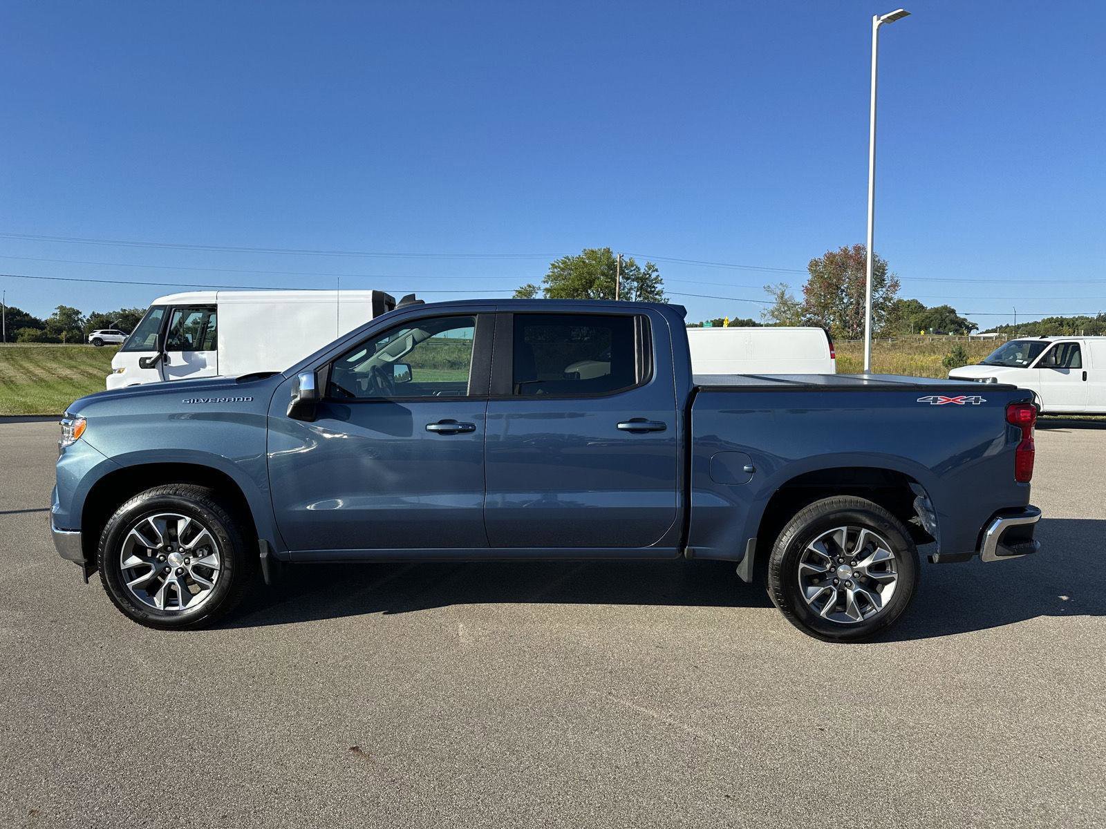 Used 2024 Chevrolet Silverado 1500 LT image 2
