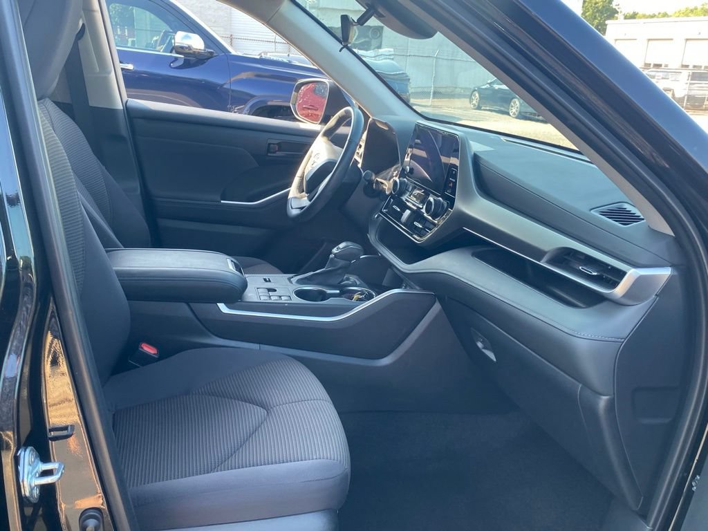 Used 2024 Toyota Highlander LE AWD/4WD image 17