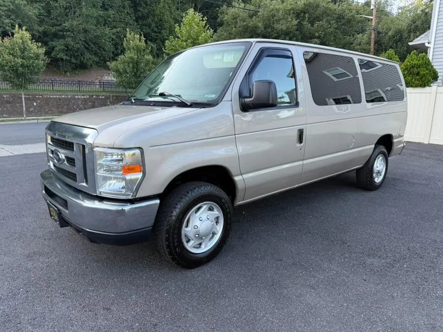 Used 2013 Ford E-350 and Econoline 350 XLT image 2