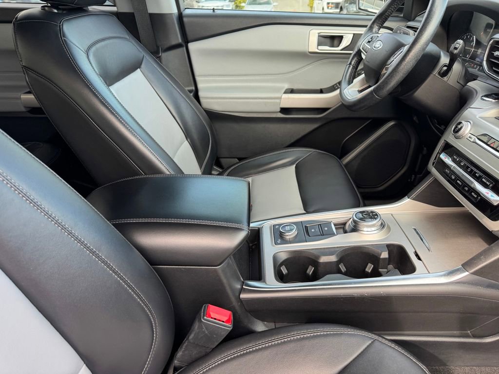 Used 2022 Ford Explorer XLT w/ Equipment Group 202A image 8