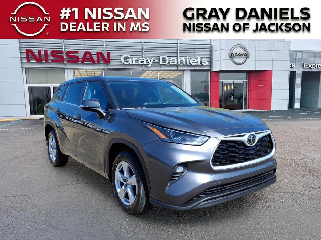 Used 2024 Toyota Highlander LE image 1