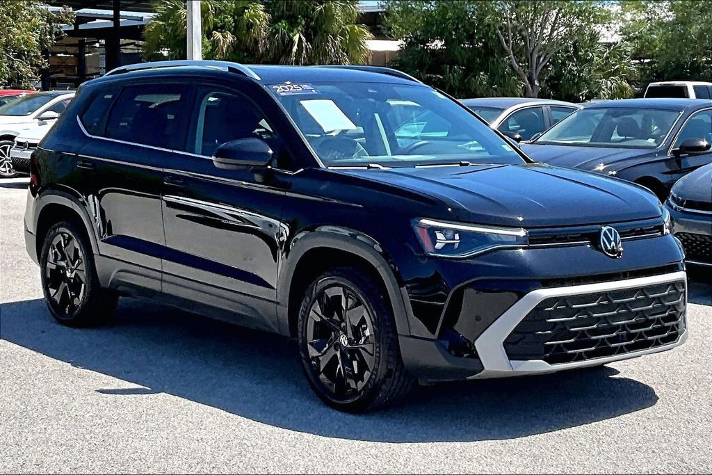 Certified 2025 Volkswagen Taos SE w/ Panoramic Sunroof Package image 2