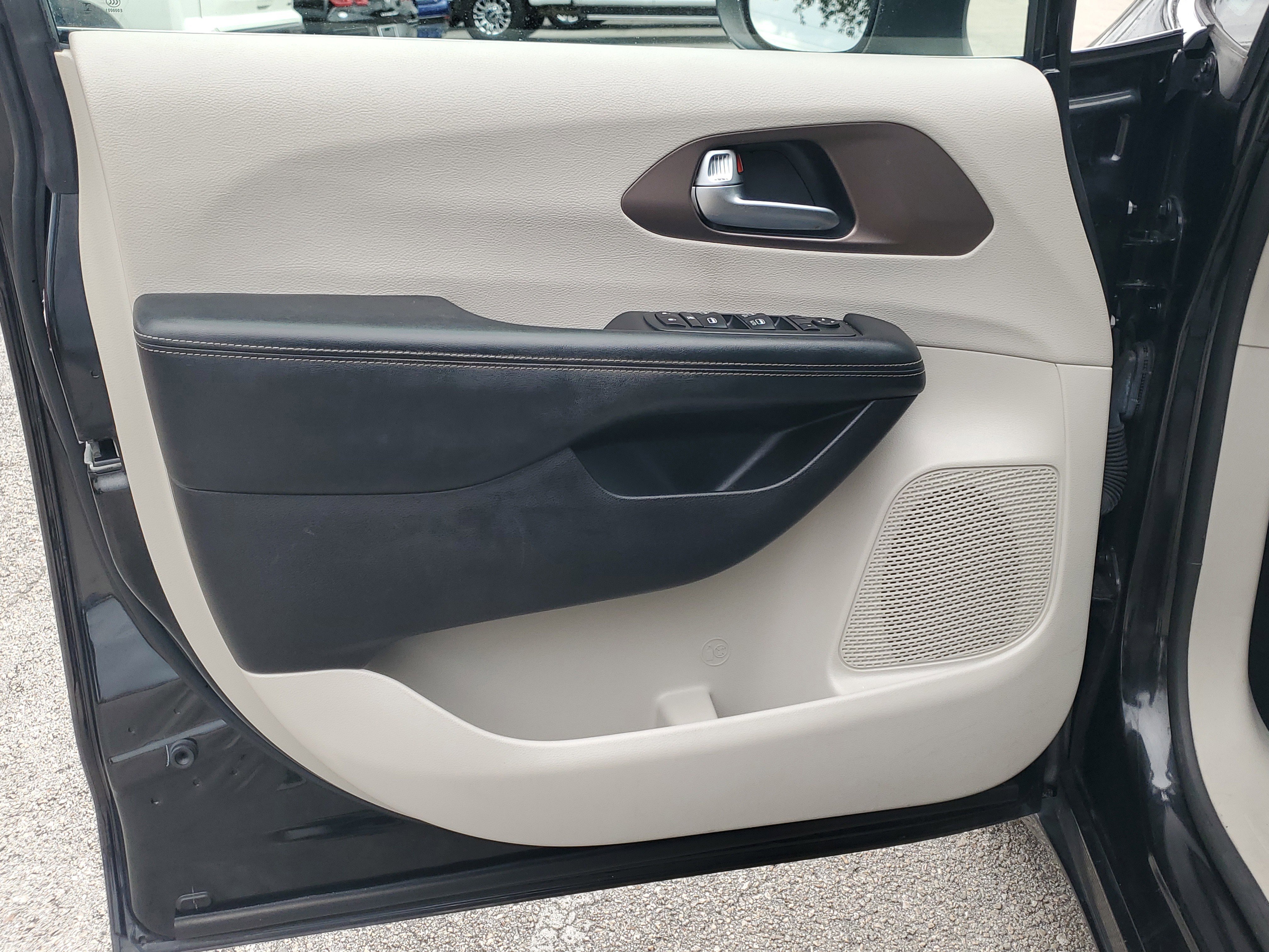 Used 2021 Chrysler Voyager Lxi image 18