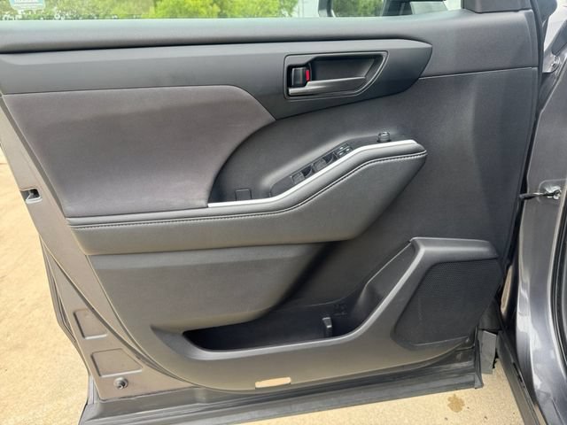 Used 2021 Toyota Highlander L FWD image 4