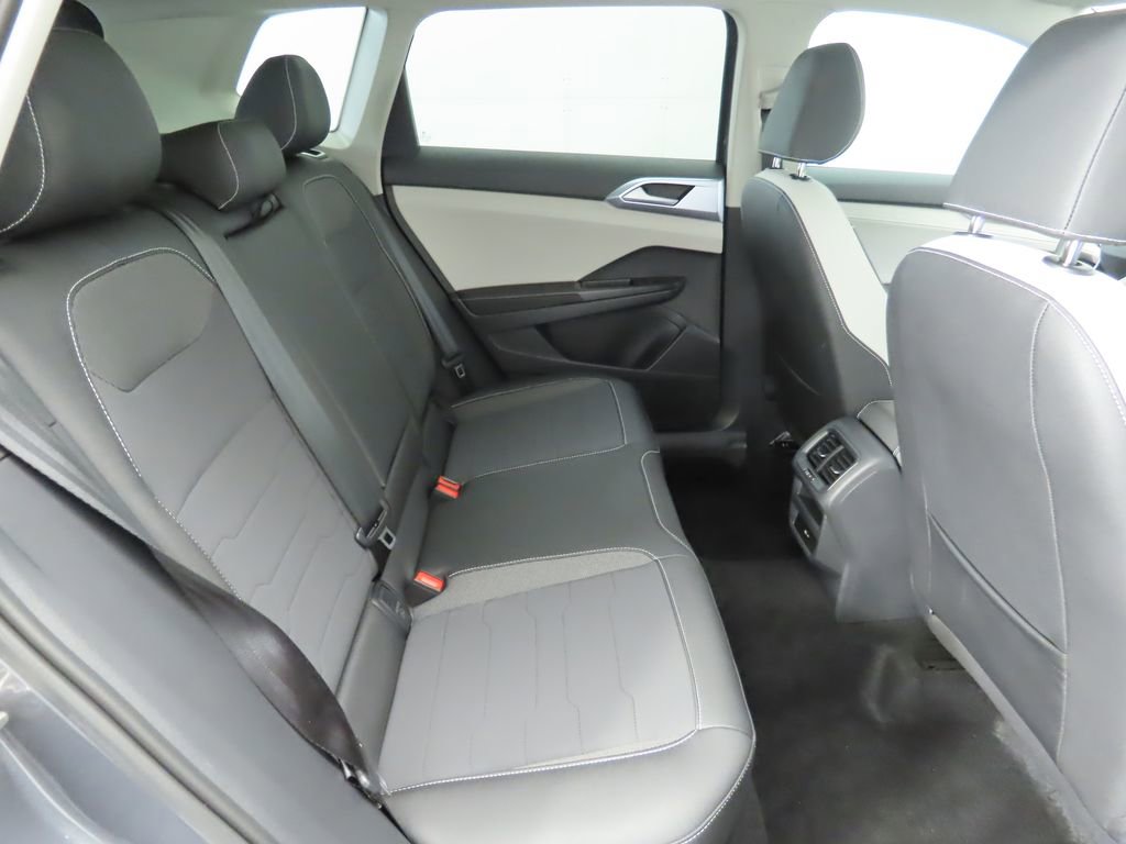 Used 2025 Volkswagen Taos SE w/ Panoramic Sunroof Package FWD image 22