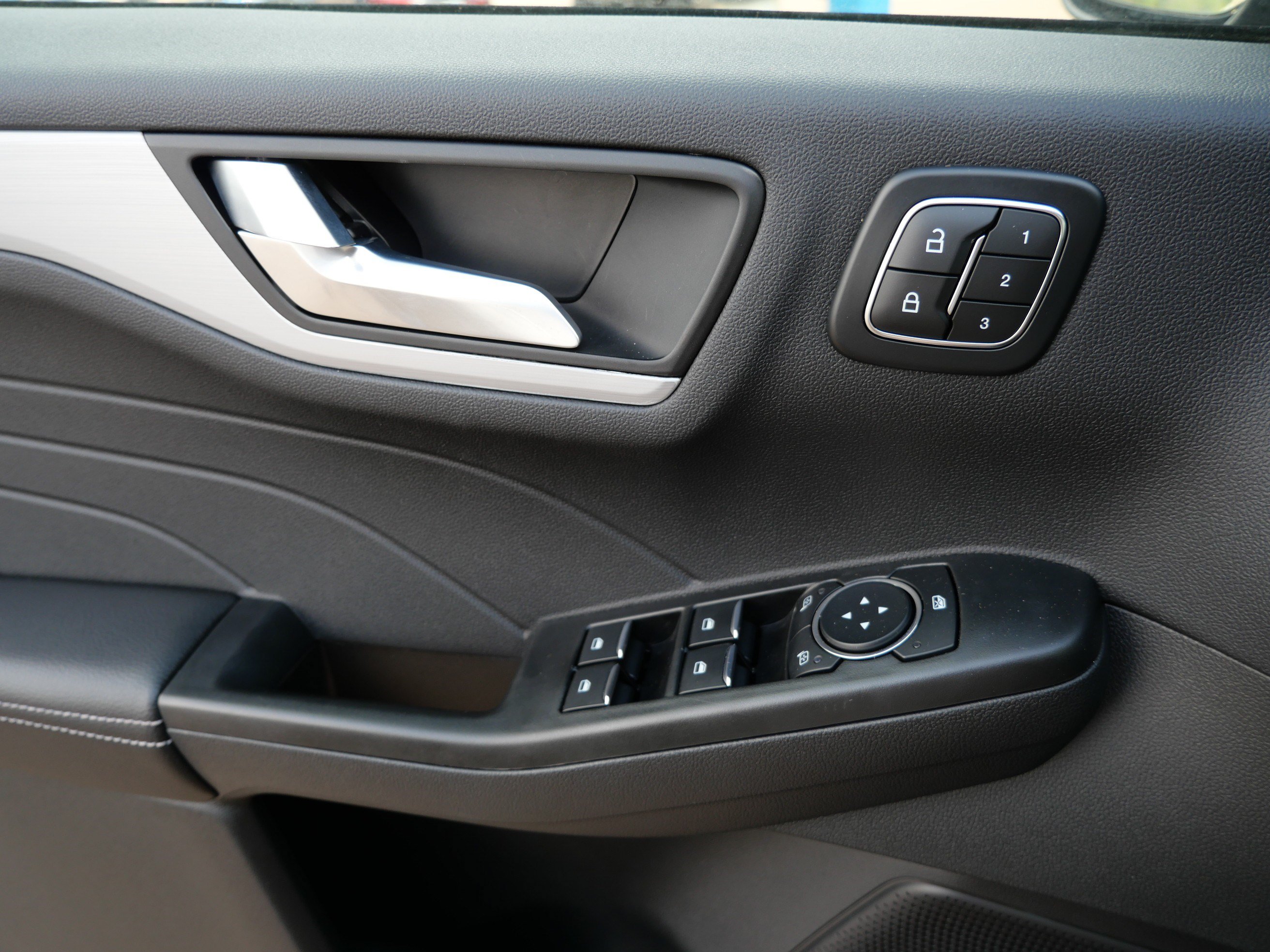 Used 2025 Ford Escape SE w/ PHEV Premium Package FWD image 27