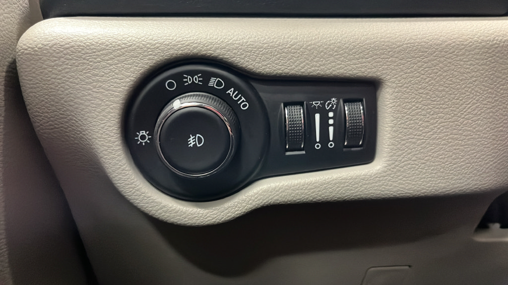 Used 2024 Chrysler Pacifica Touring-L FWD image 32