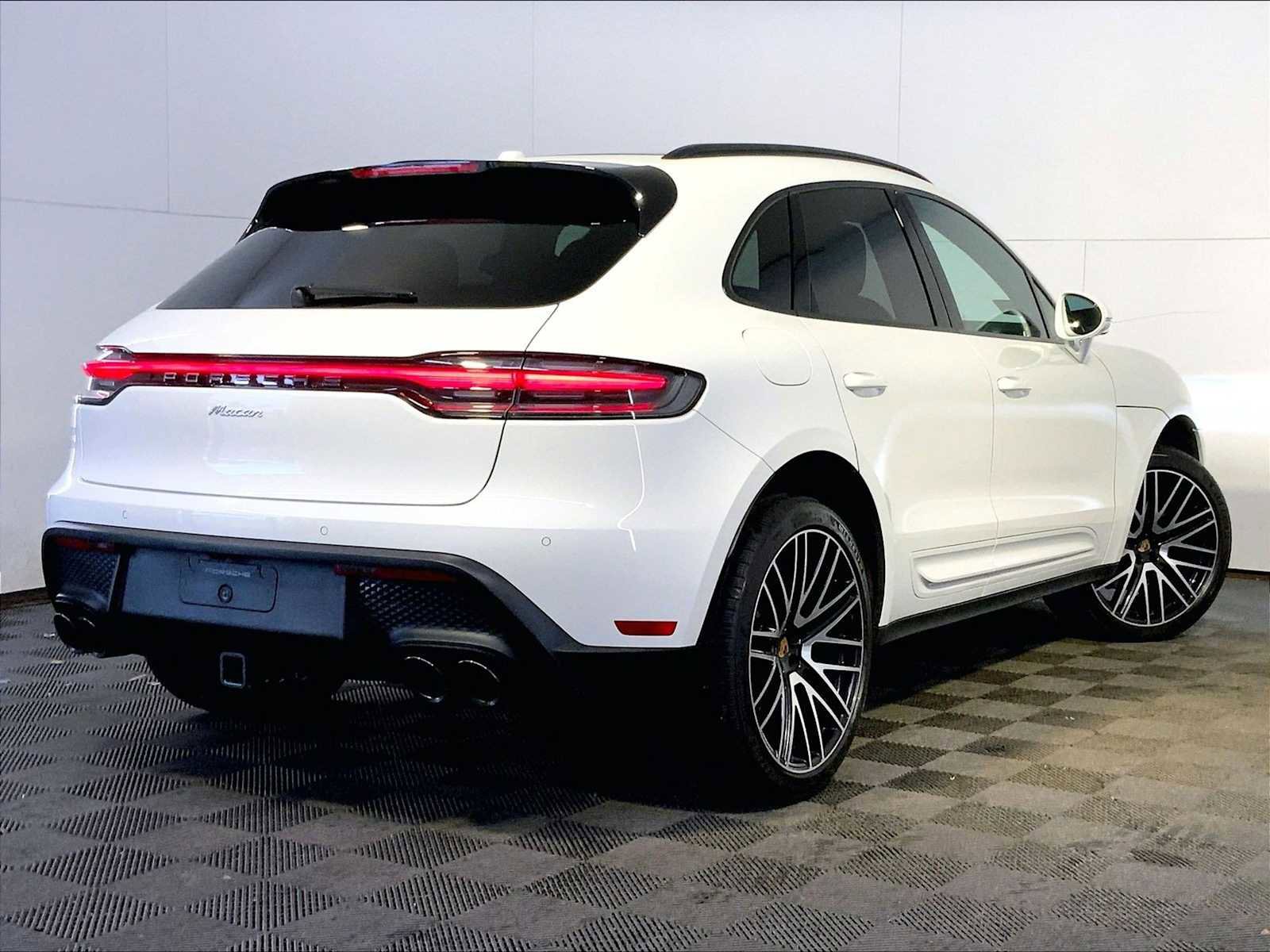Certified 2025 Porsche Macan image 7