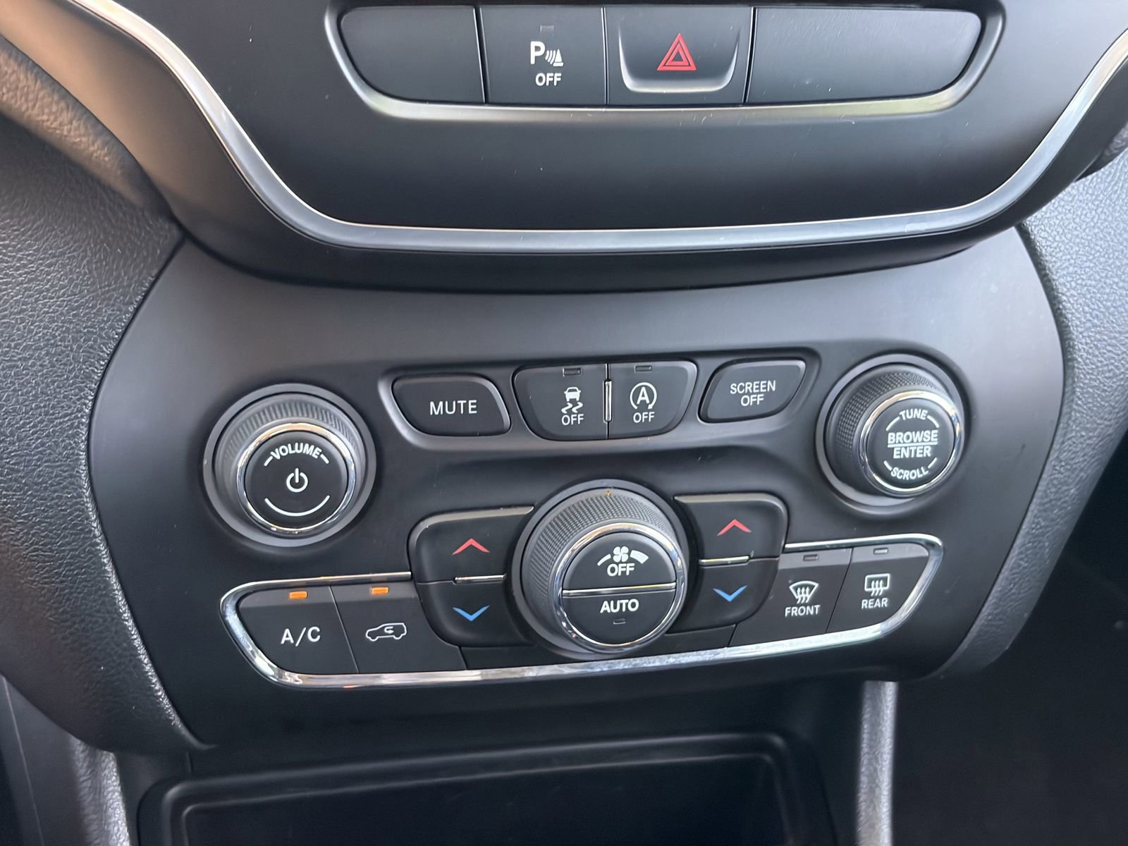 Used 2020 Jeep Cherokee Latitude Plus FWD image 21