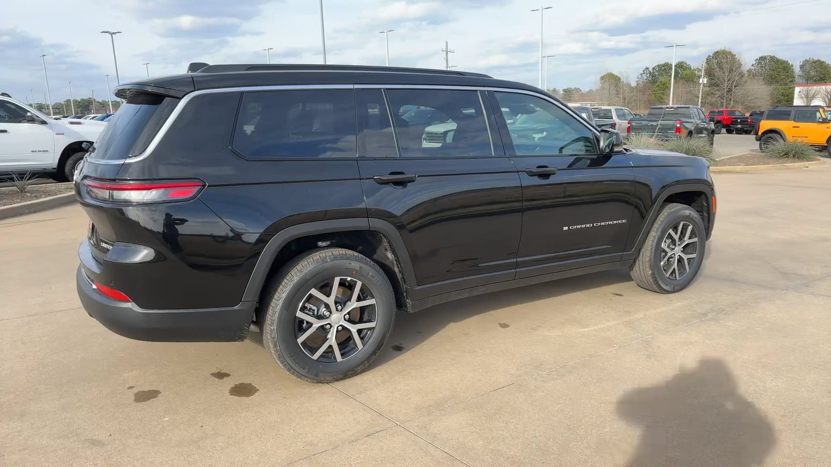 New 2025 Jeep Grand Cherokee L Limited w/ Trailer Tow Package AWD/4WD image 9