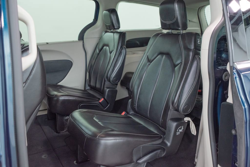 Used 2023 Chrysler Pacifica Touring-L FWD image 9