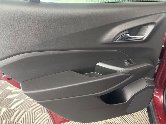 Used 2025 Chevrolet Trax LT w/ LT Convenience Package image 24