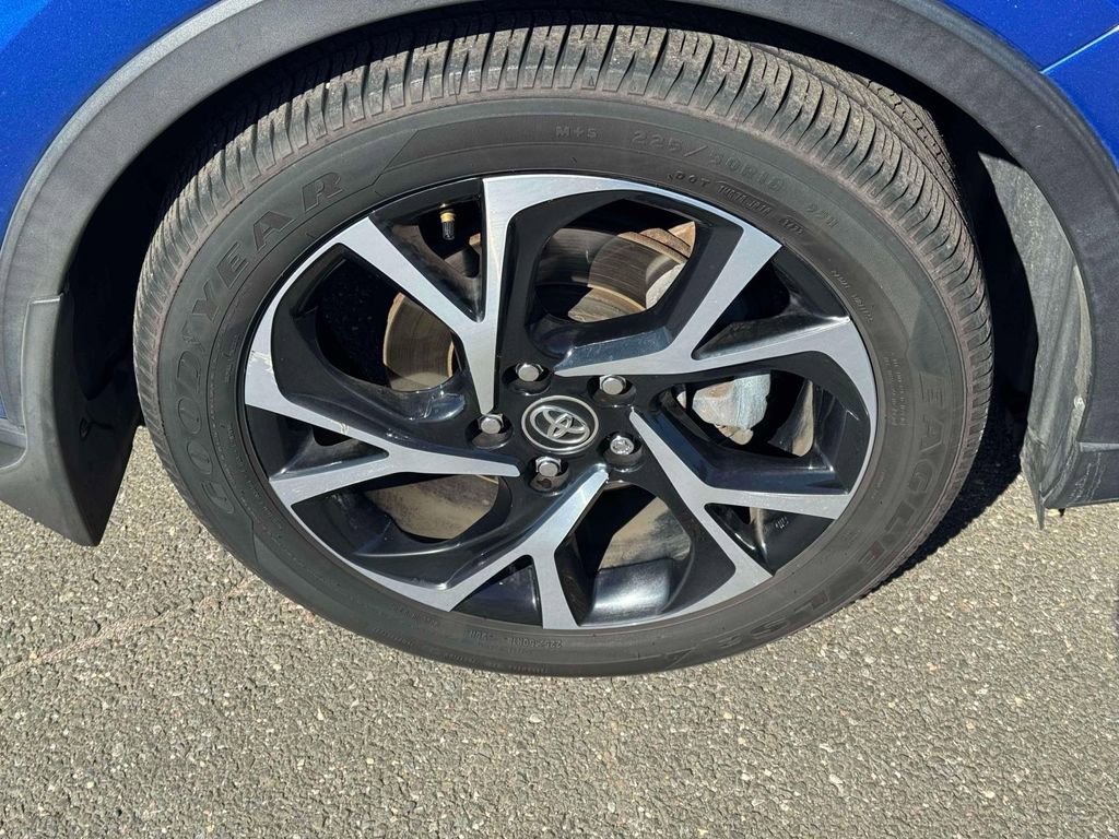 Used 2018 Toyota C-HR XLE image 9