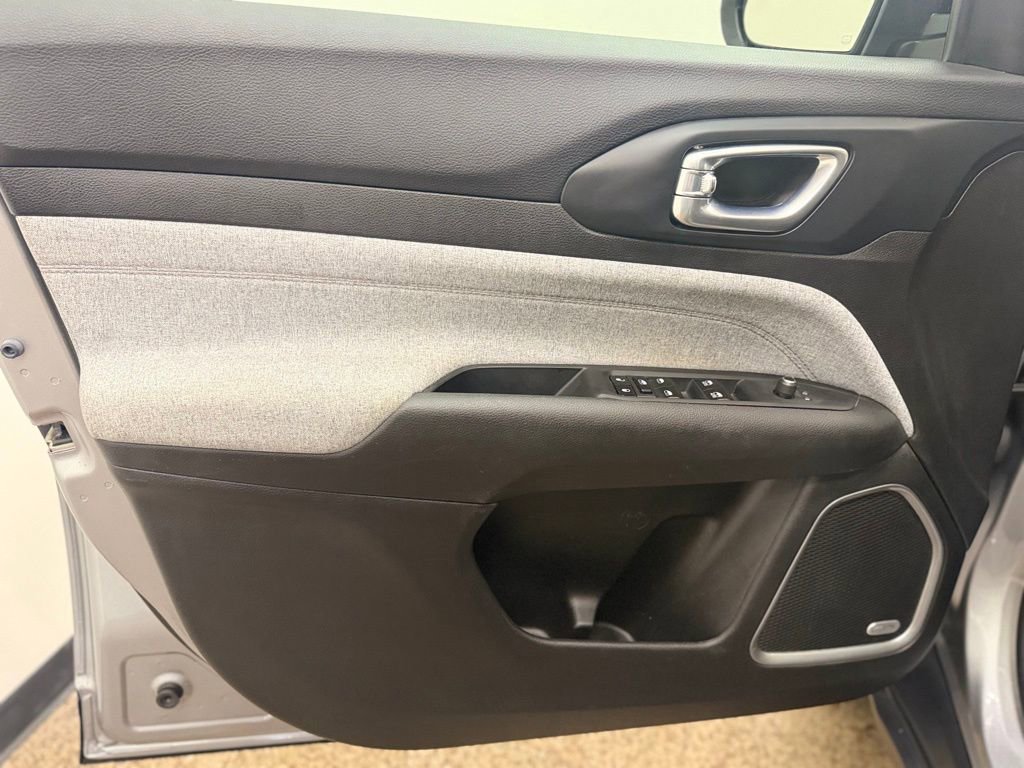 Used 2023 Jeep Compass Latitude w/ Sun and Sound Group image 18