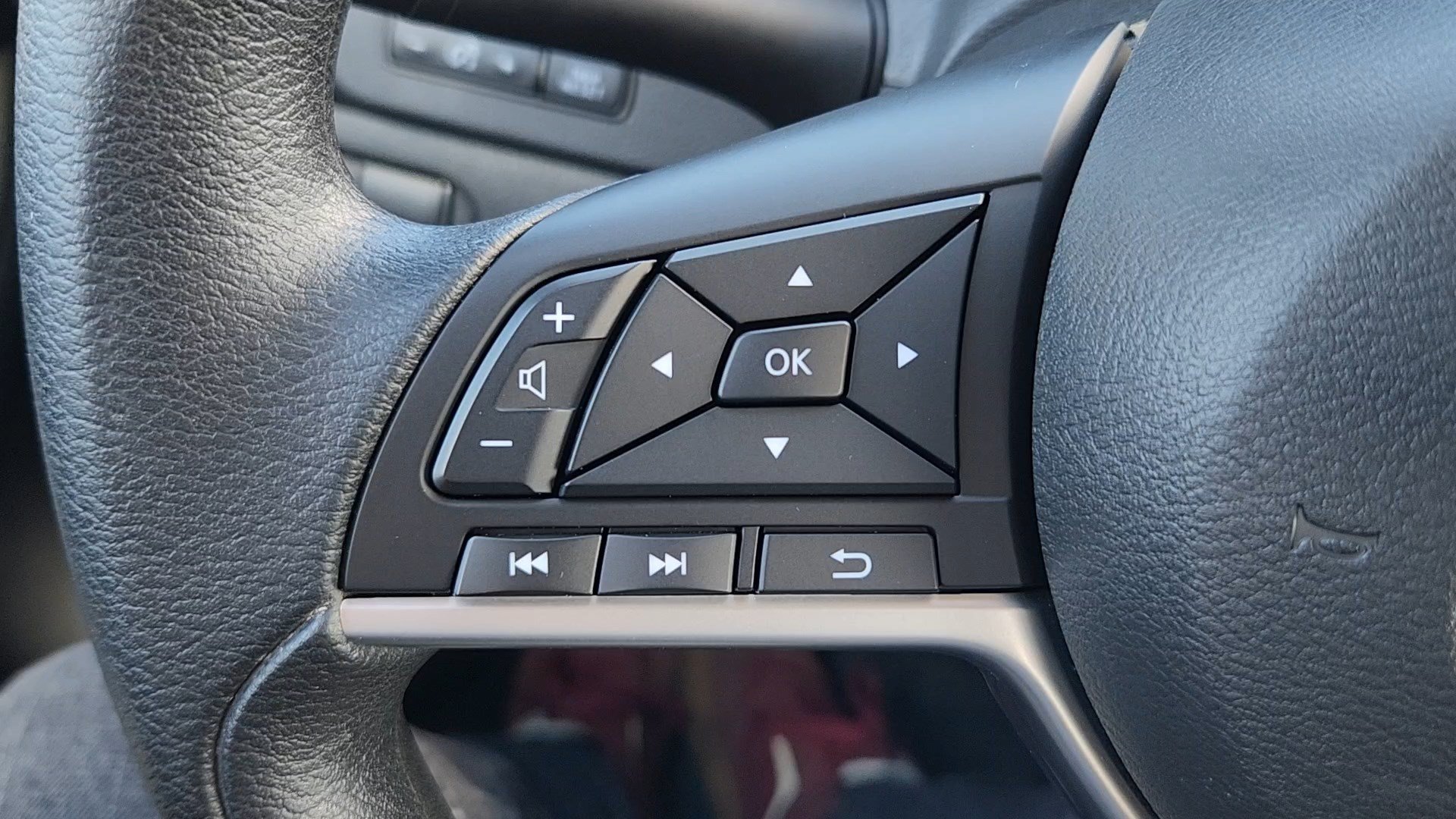 Used 2025 Nissan Leaf S FWD image 12