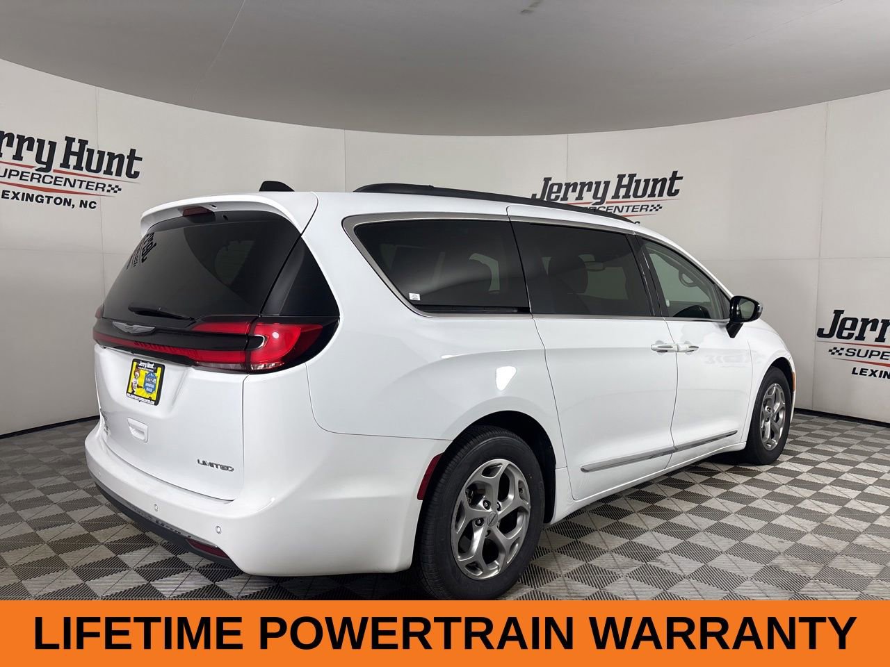 Used 2023 Chrysler Pacifica Limited FWD image 5