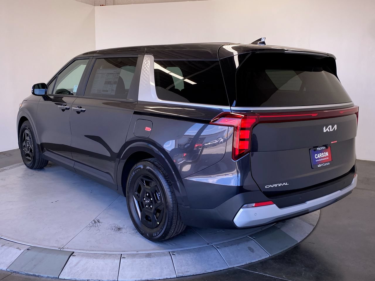 New 2027 Kia Carnival FWD image 3