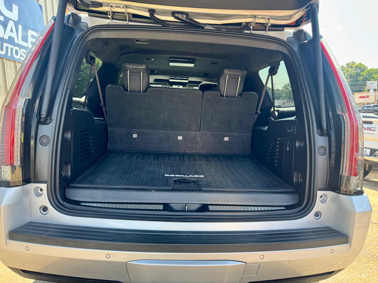 Used 2017 Cadillac Escalade ESV Platinum AWD/4WD image 10