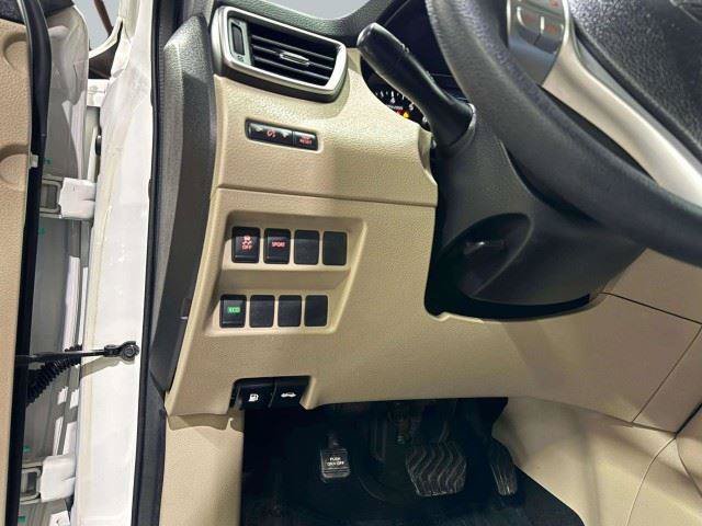 Used 2016 Nissan Rogue SV FWD image 40
