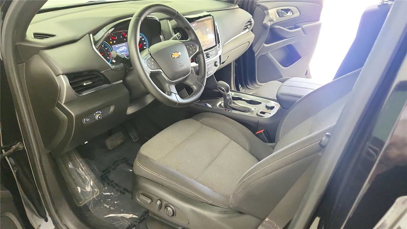 Used 2023 Chevrolet Traverse LT FWD image 23