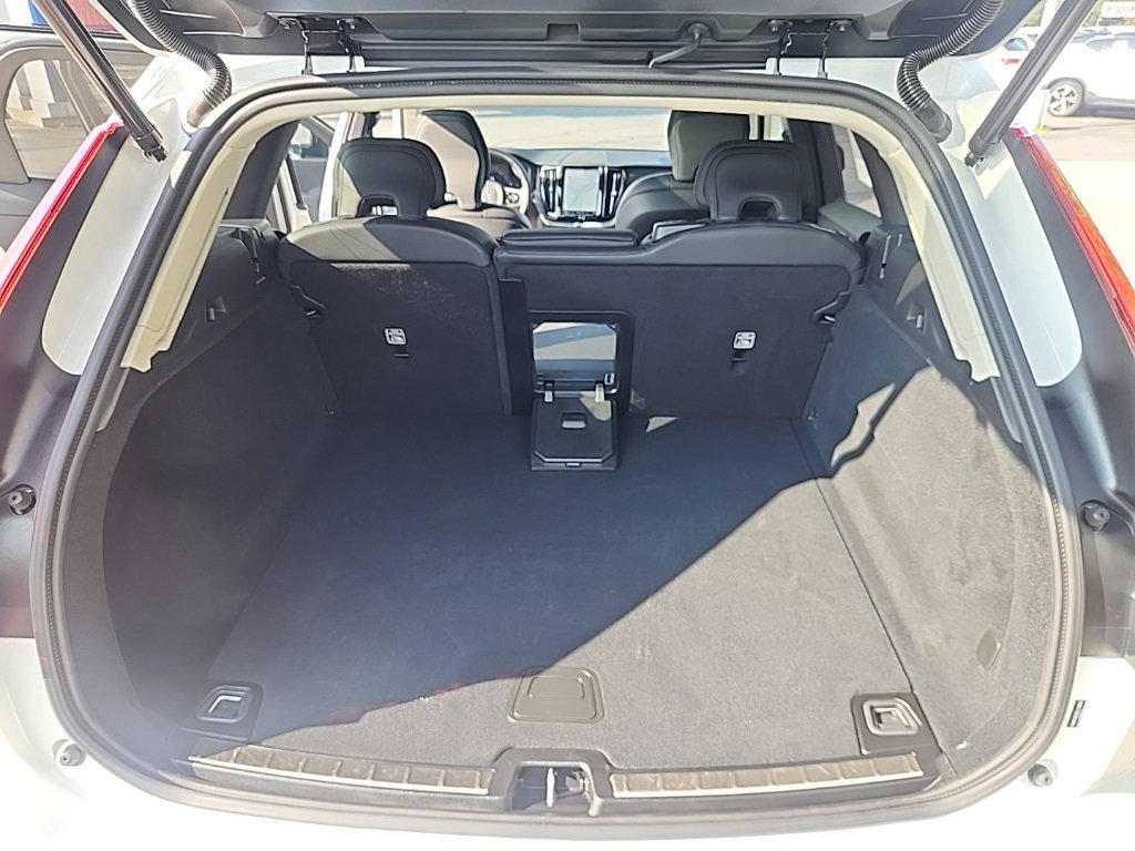 Certified 2025 Volvo XC60 B5 Plus image 38