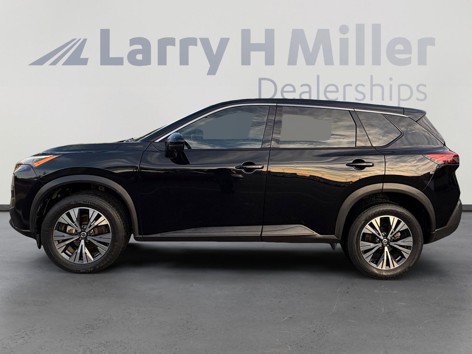 Certified 2021 Nissan Rogue SV image 2