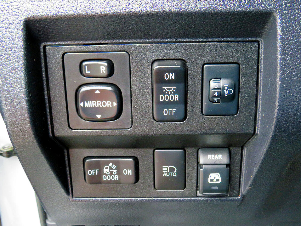 Used 2018 Toyota Tundra SR5 w/ SR5 Upgrade Package image 21