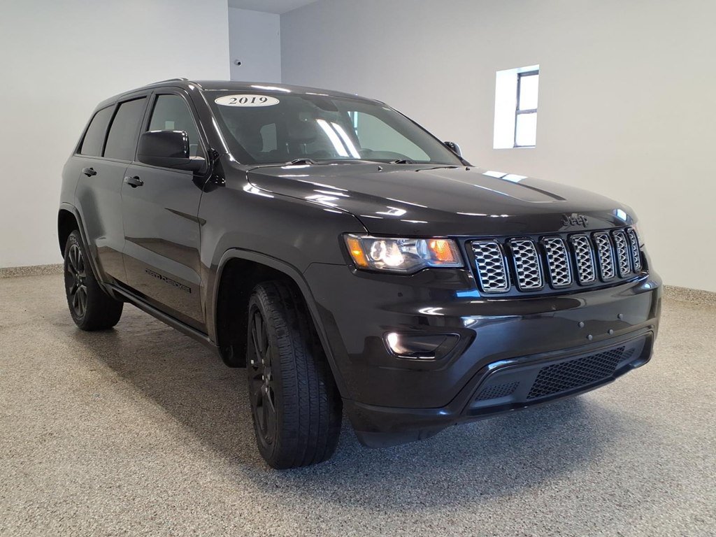Used 2019 Jeep Grand Cherokee Altitude AWD/4WD image 3