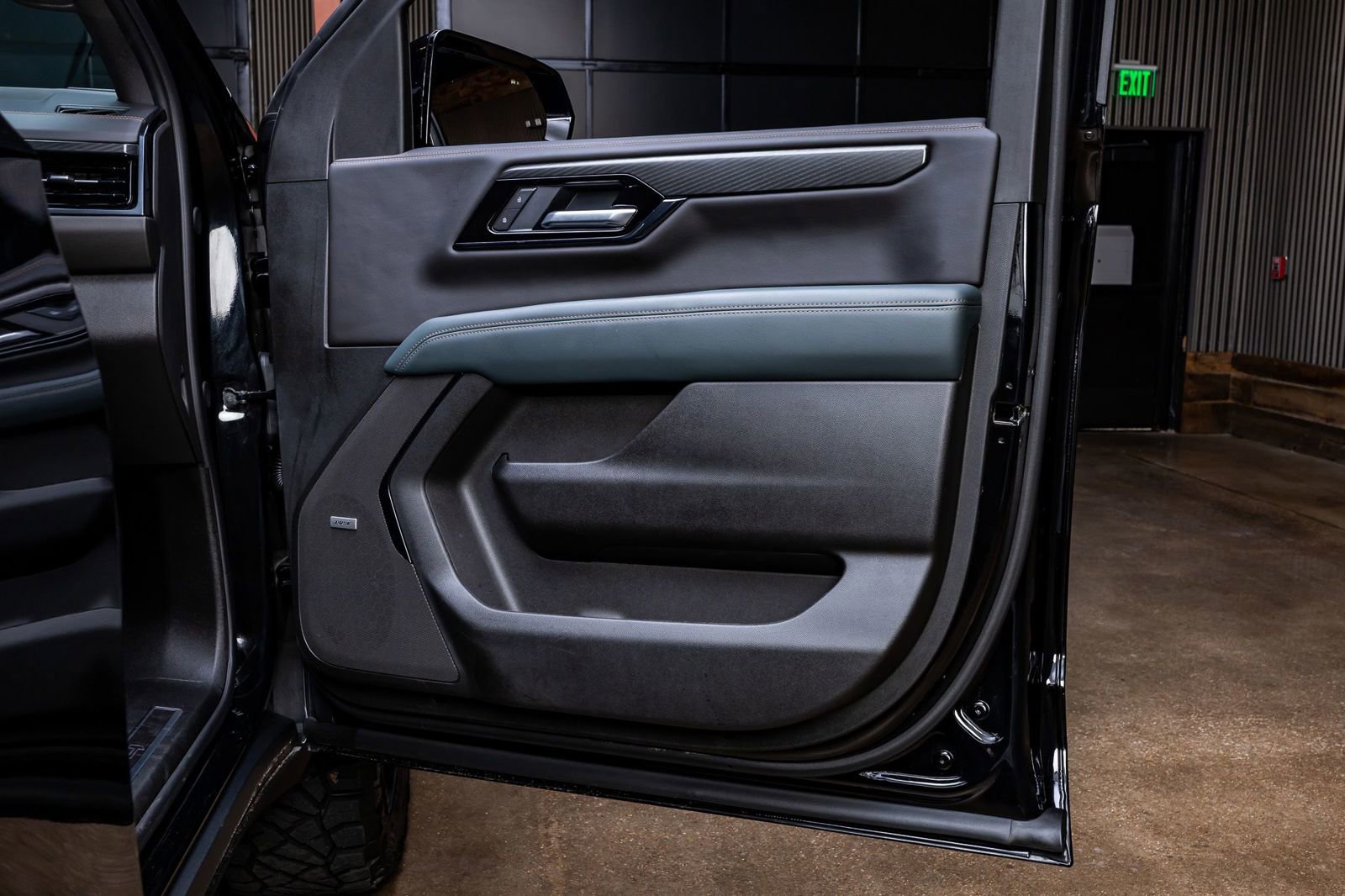 Used 2025 GMC Yukon XL AT4 w/ Premium Trailering Package AWD/4WD image 37