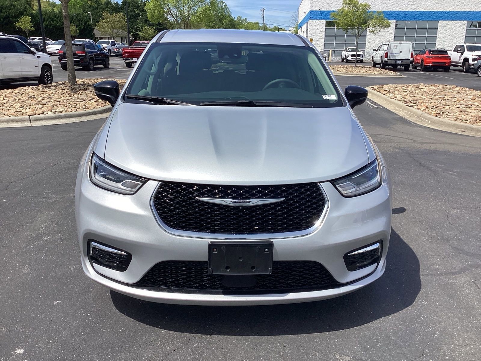 Used 2024 Chrysler Pacifica Select image 4