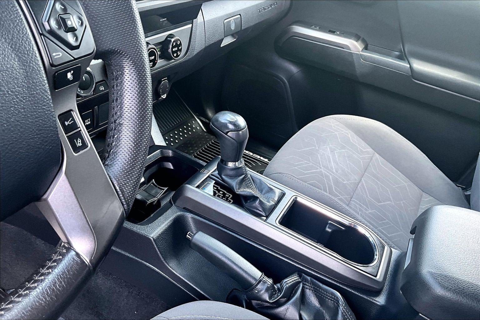 Used 2018 Toyota Tacoma TRD Sport AWD/4WD image 15