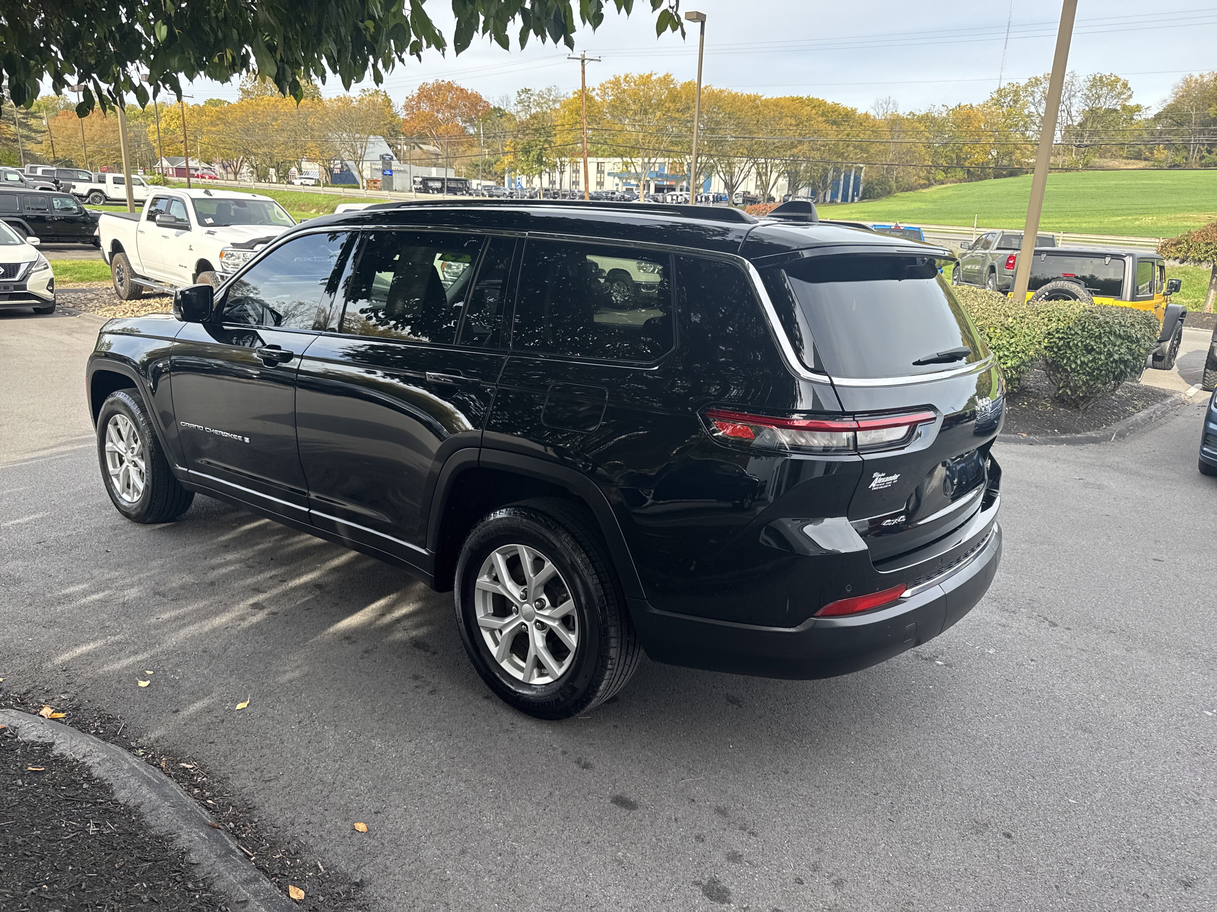 Used 2023 Jeep Grand Cherokee L Limited w/ Luxury Tech Group II image 6