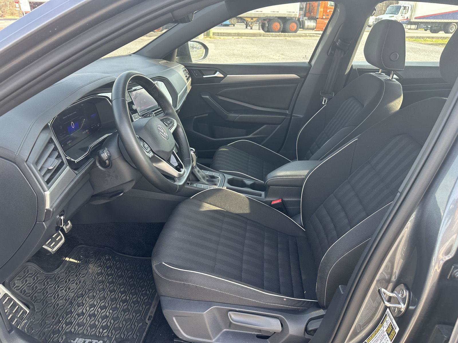 Used 2023 Volkswagen Jetta Sport image 2