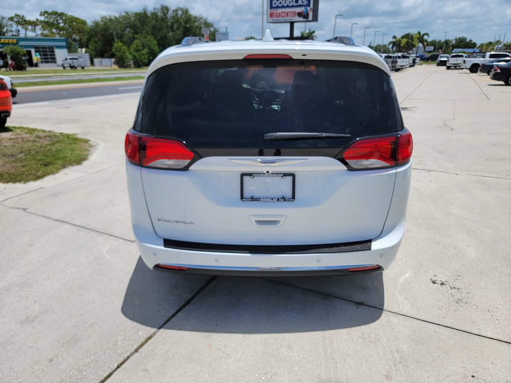 Used 2018 Chrysler Pacifica Touring-L Plus w/ Advanced Safetytec Group FWD image 4