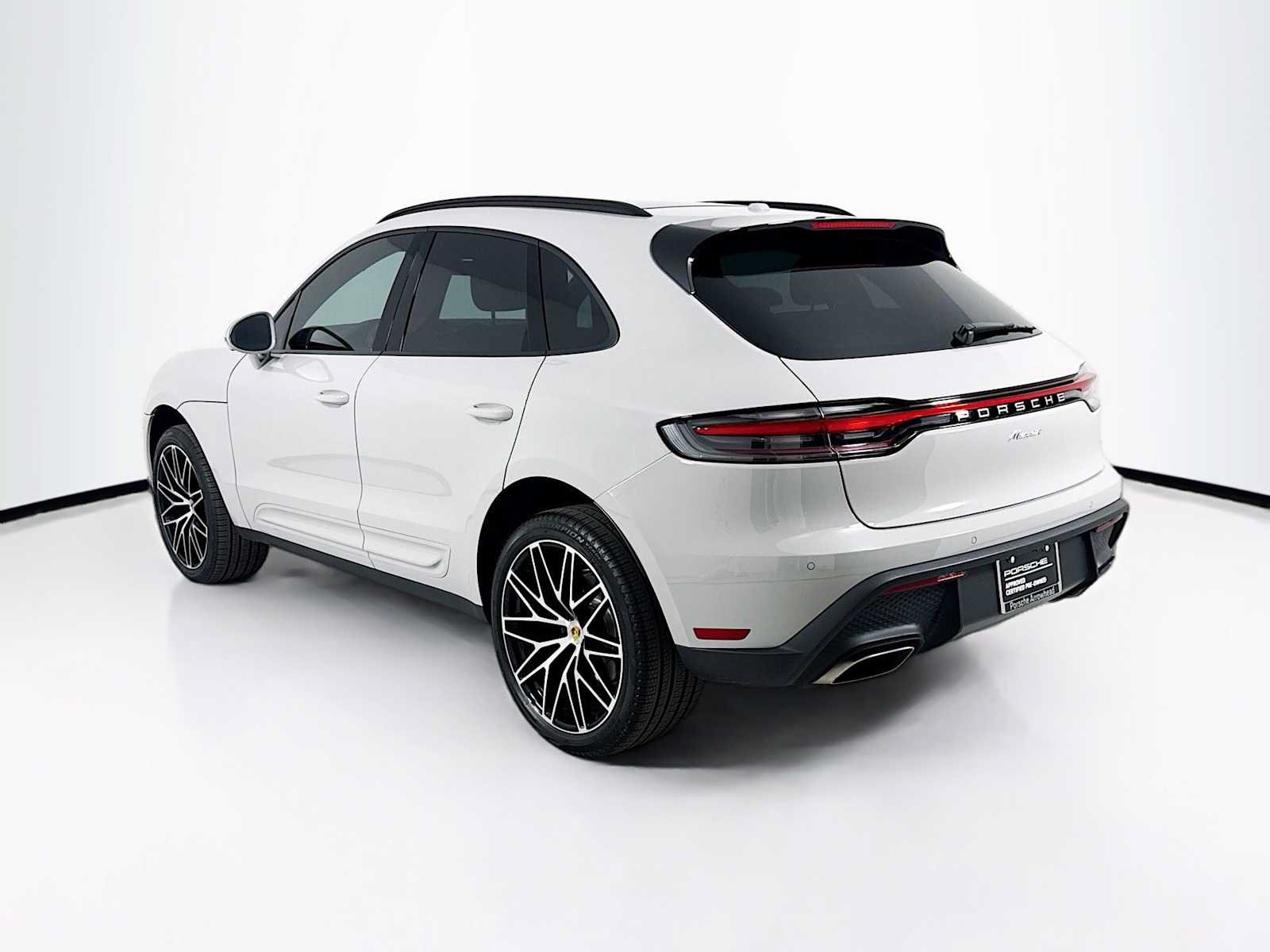 Certified 2025 Porsche Macan AWD/4WD image 3