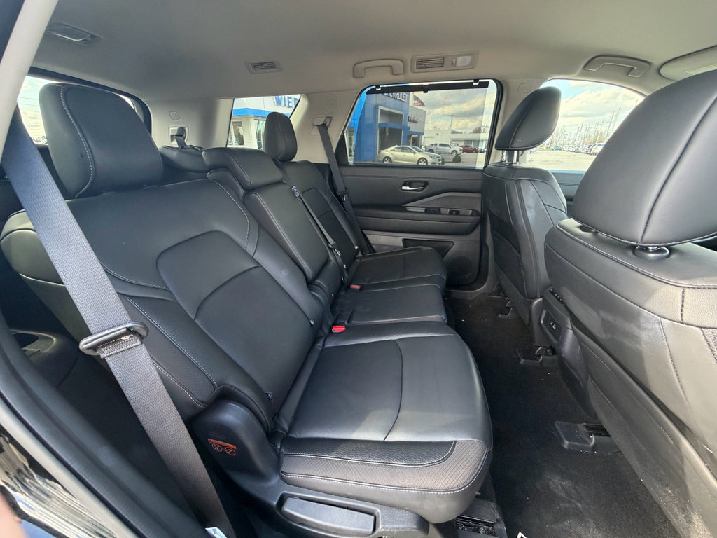Used 2025 Nissan Pathfinder SL image 16
