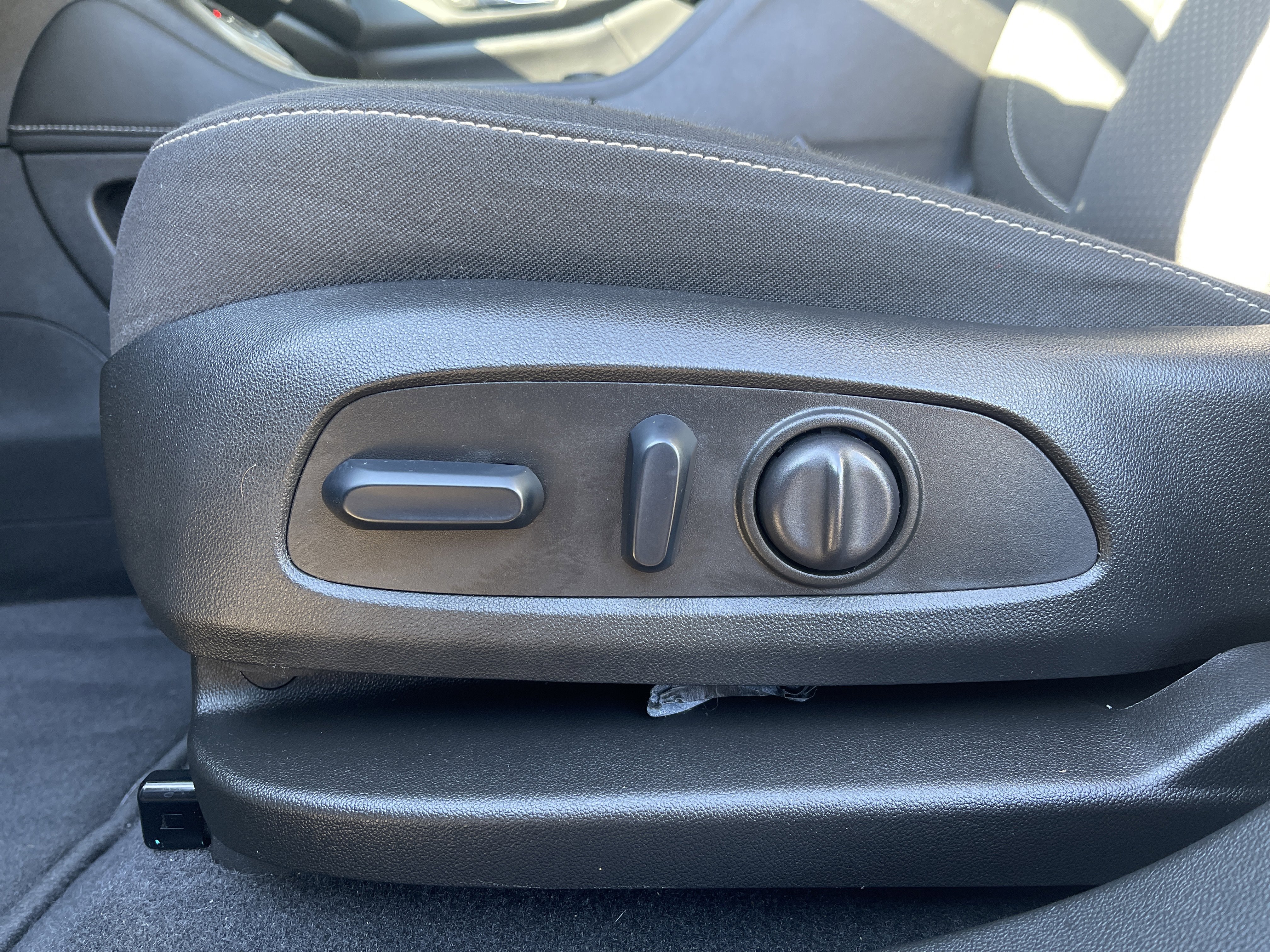 Used 2023 GMC Acadia SLE w/ Driver Convenience Package image 17