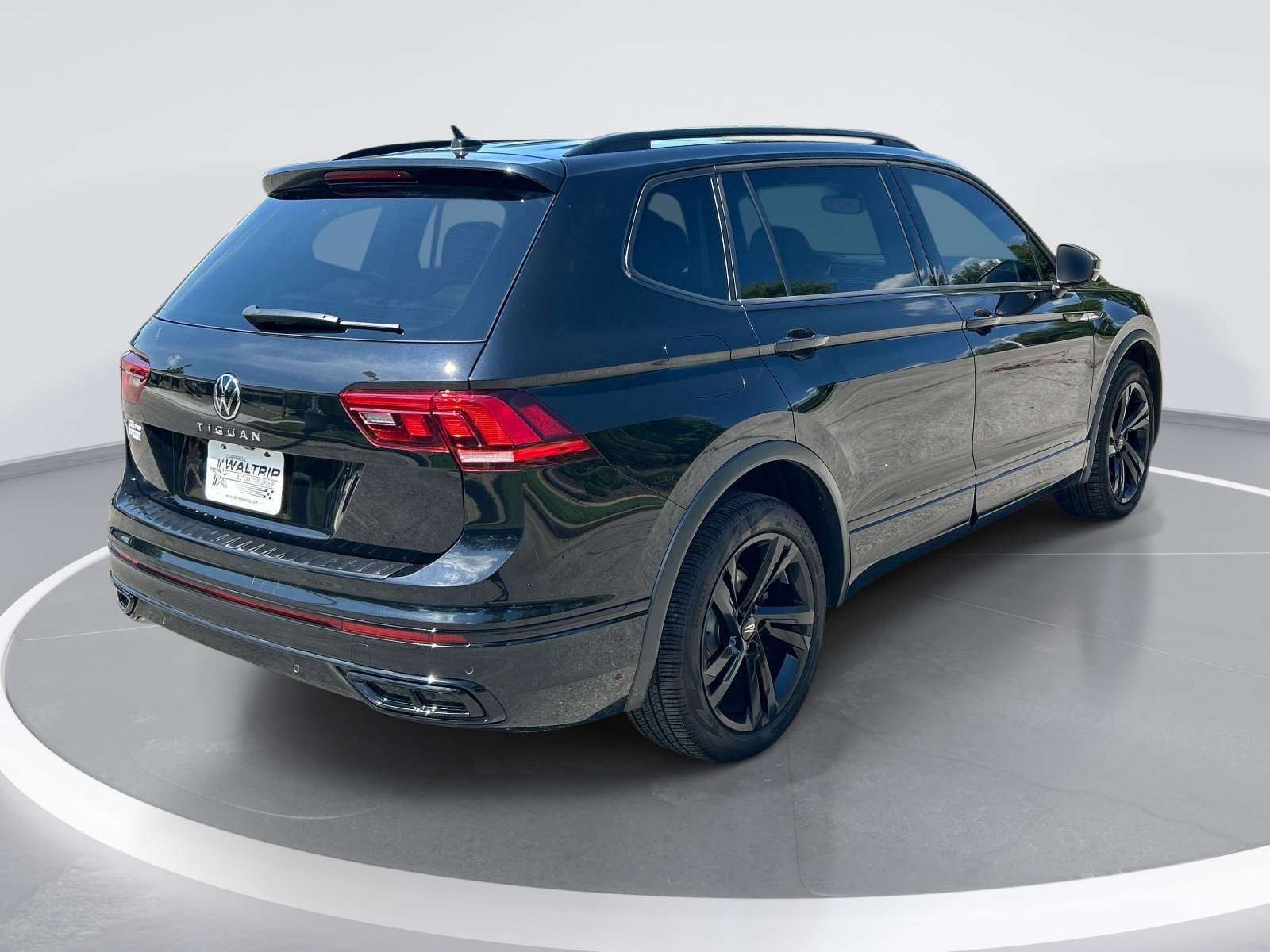 Used 2024 Volkswagen Tiguan SE R-Line FWD image 9