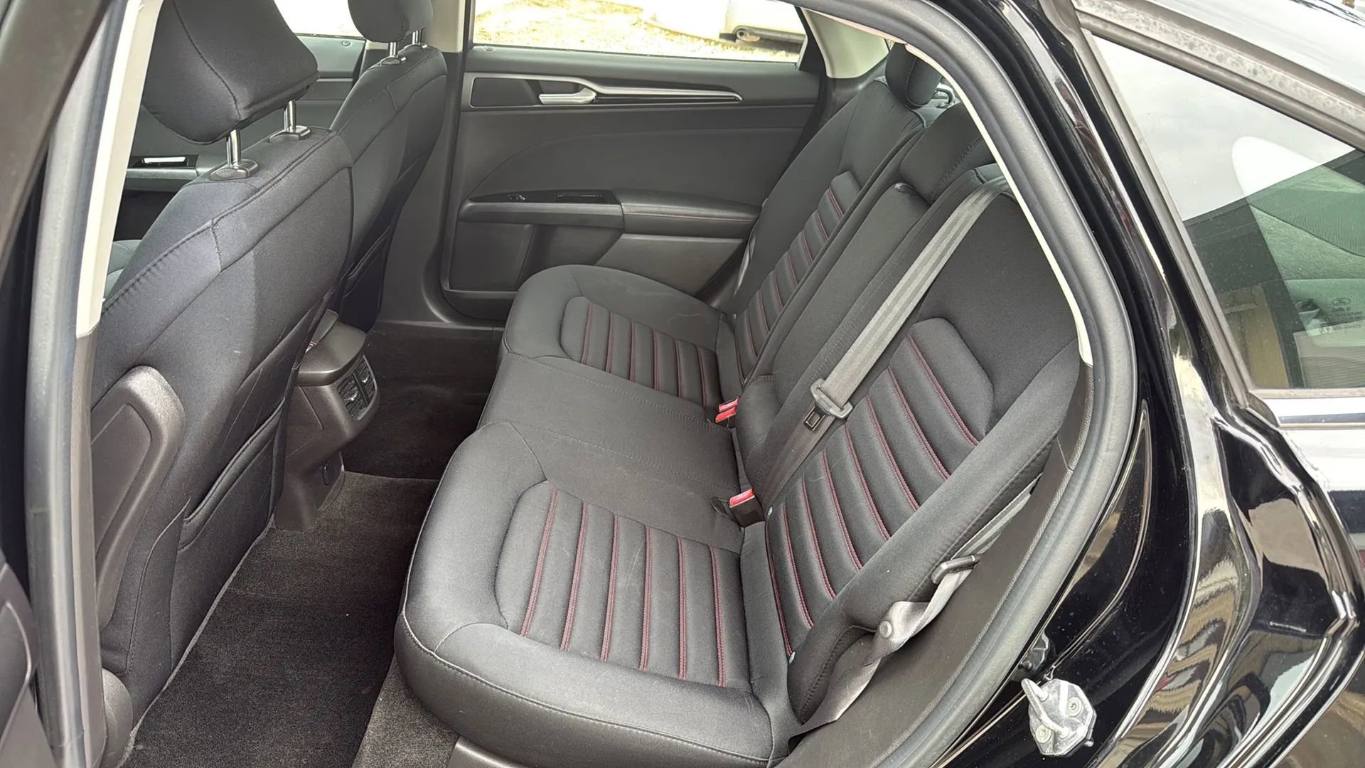 Used 2016 Ford Fusion SE FWD image 16