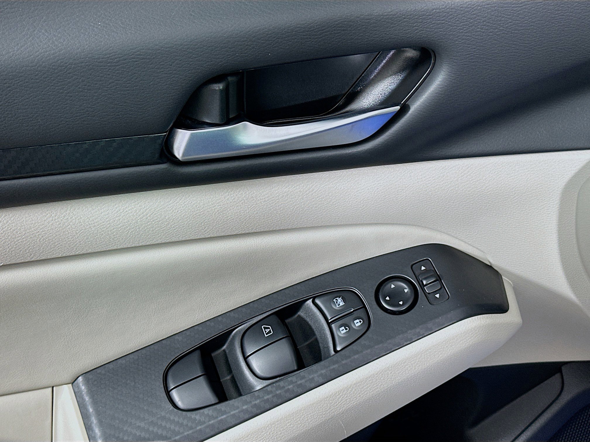 Used 2025 Nissan Altima 2.5 SV image 15