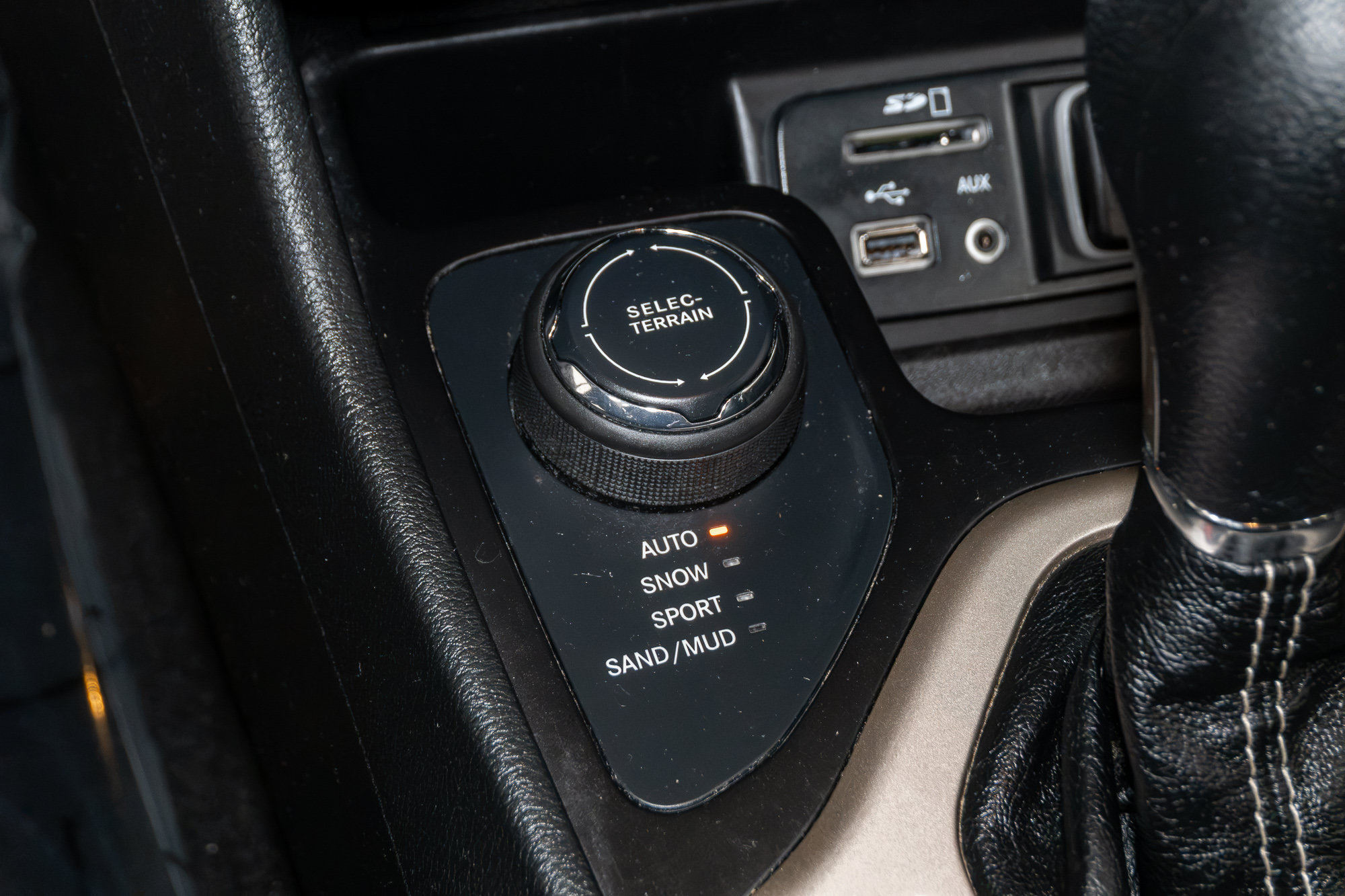 Used 2015 Jeep Cherokee Latitude w/ Cold Weather Group AWD/4WD image 23