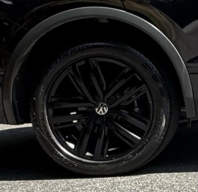 Used 2022 Volkswagen Tiguan SE R-Line image 13