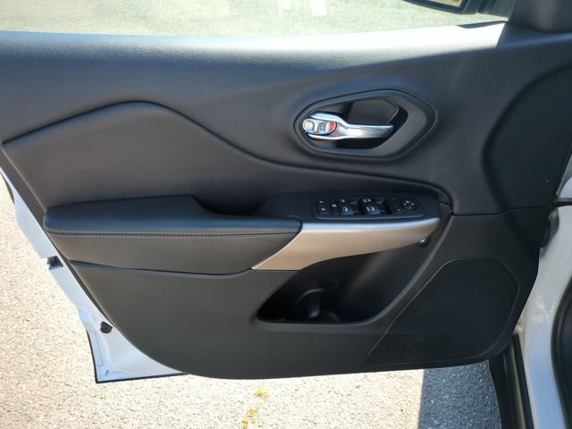 Used 2018 Jeep Cherokee Limited AWD/4WD image 12