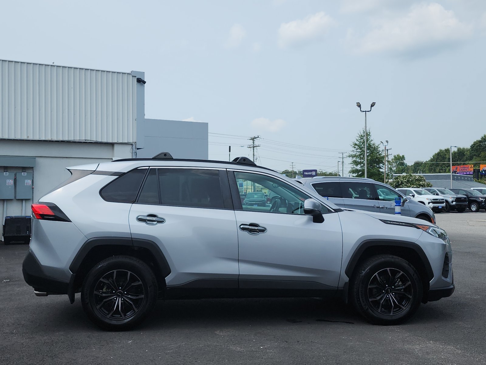 Used 2020 Toyota RAV4 XLE w/ Convenience Package AWD/4WD image 6